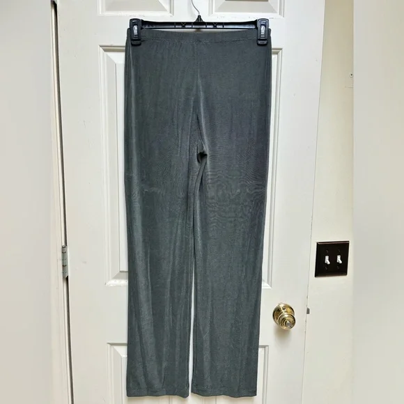 Like New! Women’s Chico’s Jumpsuit. Color Green - Picture 3 of 10